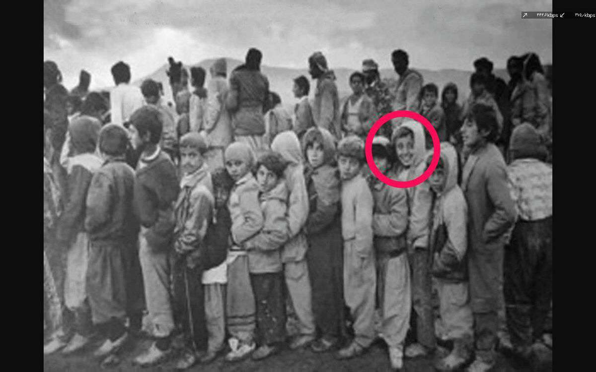 تراژيك ترين عكس تاريخ لبخند كودكي كه در صف منتظر زنده به گور شدن است عملیات انفال کوردستان عراق 1988میلادی